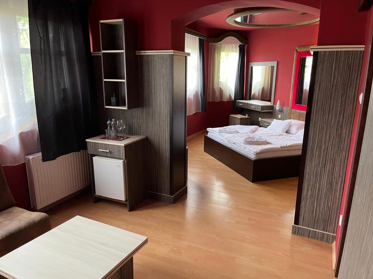 Hotel Corvin Gyula Εξωτερικό φωτογραφία